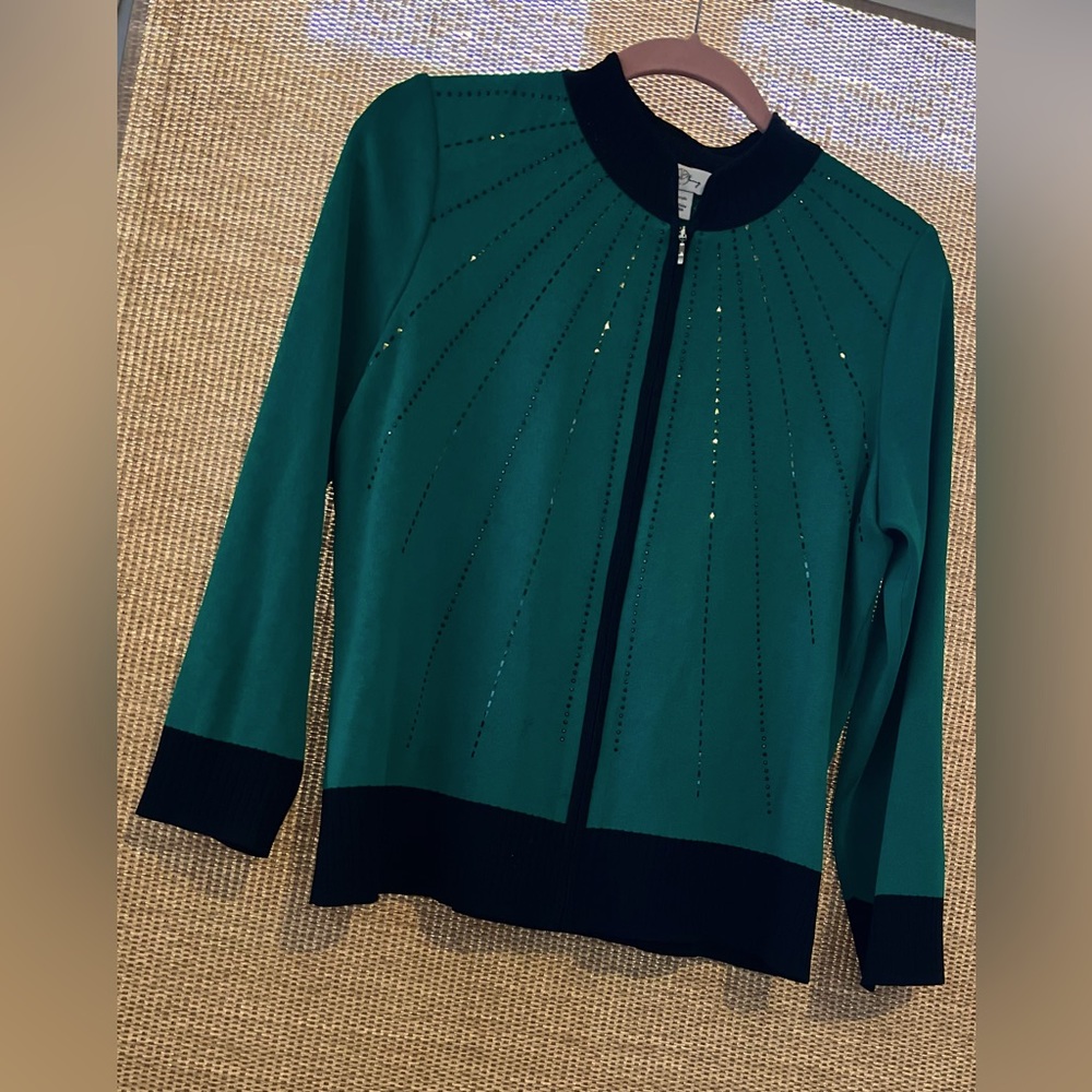 Green knit set. Excellent condition. 100% acrylic.